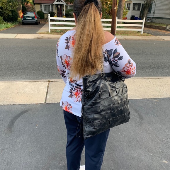 🌺SOLD 🌺Chanel glazed leather shoulder tote - Picture 10 of 11